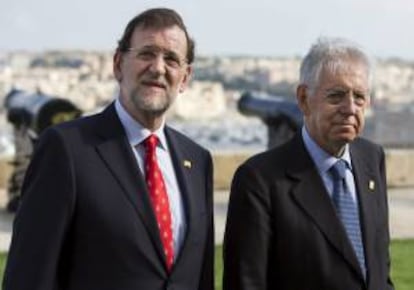 El presidente del gobierno español, Mariano Rajoy (i), y el primer ministro italiano, Mario Monti, el pasado día 5 en Malta. EFE/Archivo