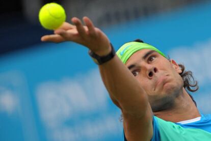 Rafael Nadal, en un saque durante su enfrentamiento al brasilaño Marcos Daniel.