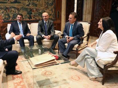 El presidente de la Generalitat, Ximo Puig, y la consejera de Política Territorial, Rebeca Torró, con representantes de Ignis, este lunes.