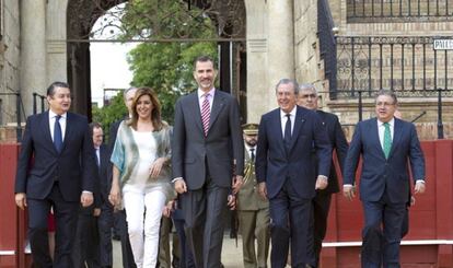 Felipe VI, en el ruedo de La Maestranza, en 2015, junto a la entonces presidenta de la Junta y otras autoridades.