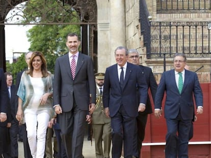 Felipe VI, en el ruedo de La Maestranza, en 2015, junto a la entonces presidenta de la Junta y otras autoridades.