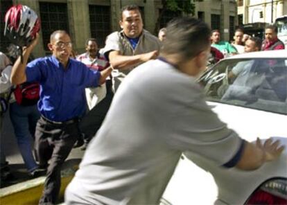 Un grupo de seguidores de Chávez golpea a un taxista que no quería que pintaran eslóganes contra el paro en su vehículo