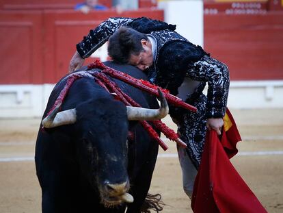 El Juli da un cabezazo a su segundo toro.