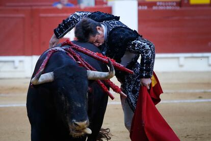 El Juli da un cabezazo a su segundo toro.