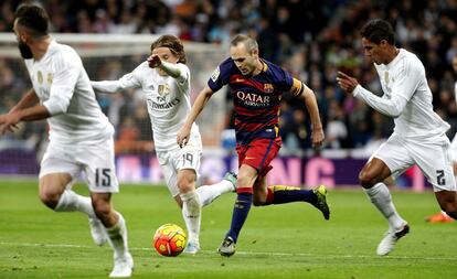 Andrés Iniesta (c) fue el mejor del Barcelona en la ida.