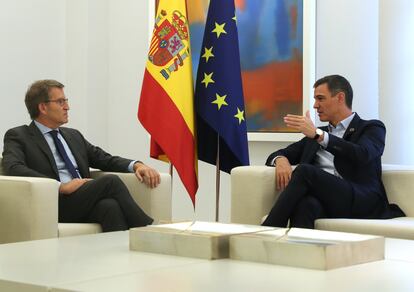 Encuentro en La Moncloa entre el presidente del Gobierno, Pedro Sánchez, y el líder del Partido Popular, Alberto Núñez Feijóo. 