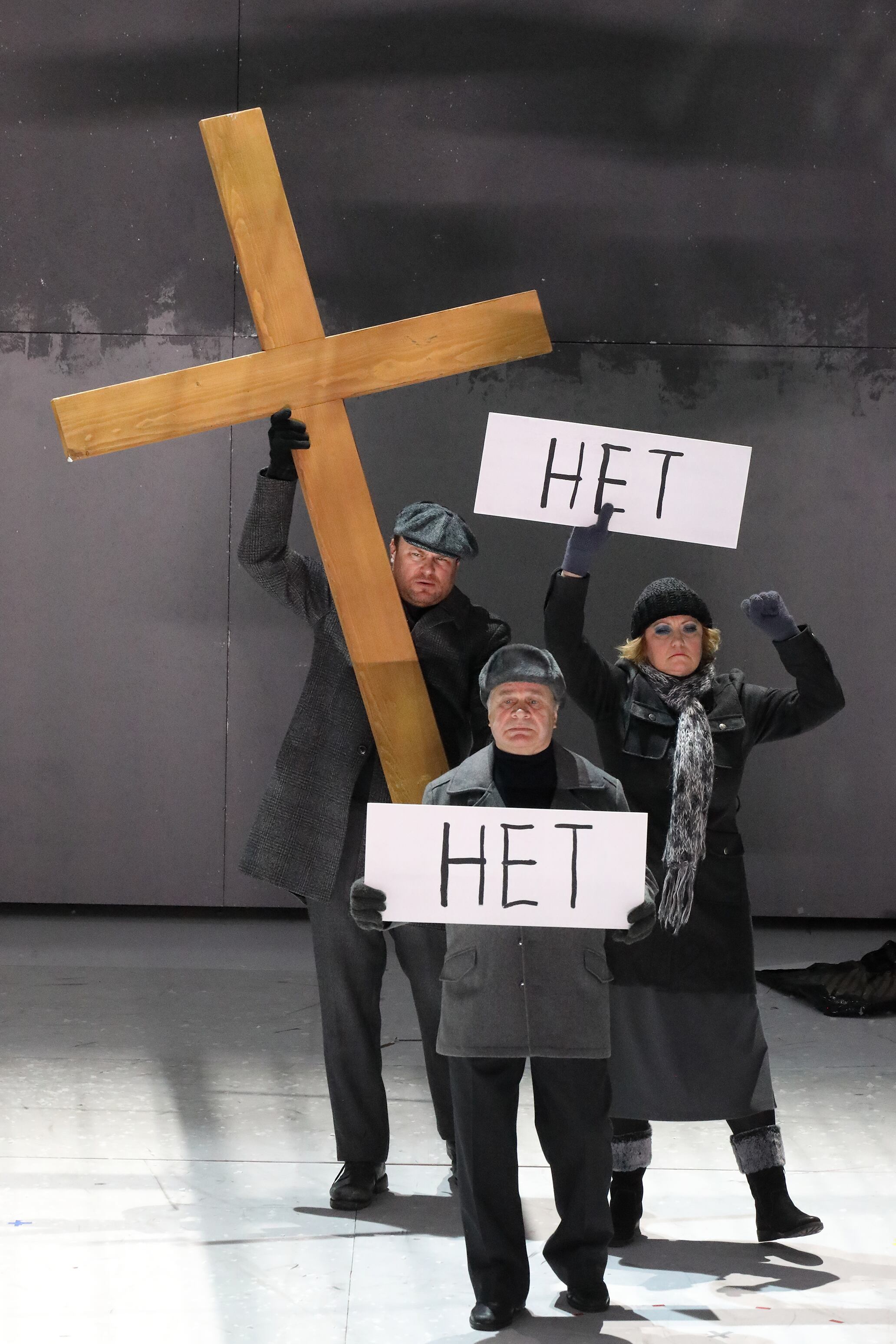 Manifestantes con una cruz y lemas en los que puede leerse simplemente: 