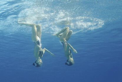 Anna-Maria Alexandri y Eirini-Marina Alexandri (Austria) compitiendo en natación sincronizada.
