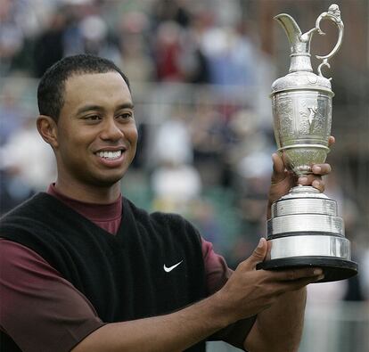 Tiger Woods con la jarra de clarete que se entrega como premio del Open Championship que ganó en 2005, ya como número uno del mundo, situación a la que había llegado una semana antes del U.S. Open de Pinehurst en junio y de la que no ha salido hasta este domingo 31 de octubre.