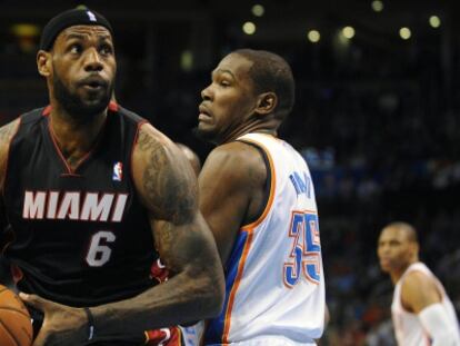 LeBron James y Kevin Durant durante el partido de hoy.