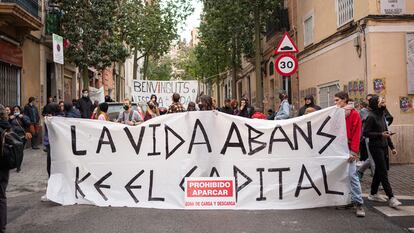Varias personas protestan para intentar paralizar el desahucio de una familia por impago de alquiler en el barrio de Poble-sec, a 14 de febrero de 2022.
Pau Venteo / Europa Press