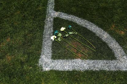 Aficionados rinden homenaje a los jugadores del equipo brasileño Chapecoense, colocando flores, en el estadio Arena Conda del club en Chapeco.