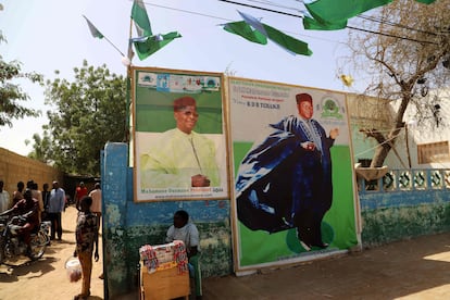 Carteles electorales en apoyo del candidato presidencial y ex presidente de Níger Mahamene Ousmane se ven afuera de la sede del CAMBIO de Renovación Democrática y Republicana (RRD) en Zinder el 16 de febrero de 2021.