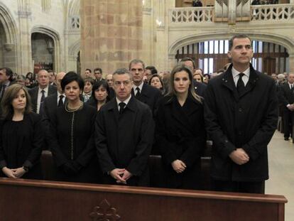 Los Príncipes de Asturia, a la derecha, junto al matrimonio Urkully y Soraya Sáenz de Santamaría.