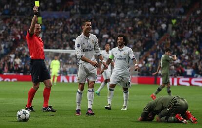 El árbitro del encuentro, Ruddy Buquet, amonesta a Cristiano Ronaldo con tarjeta amarilla.