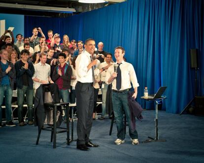 En 2011 Barack Obama hizo un debate en la sede de Facebook. Fue la primera vez que se le vió al fundador con corbata, aunque mantuvo los vaqueros.