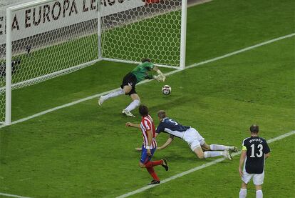 El Atlético va a por todas cuando quedan pocos minutos para que finalice la prórroga. El Kun realiza una gran jugada por la banda izquierda, pasa al área, donde encuentra a Forlán...