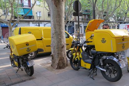 Motos eléctricas de Correos para el reparto de envíos.