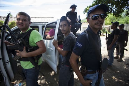 Miembros de la Fuerza Rural y de la Policía comunitaria de la comunidad nahuatl de Ostula, Michoacán.