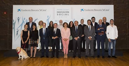 La ministra de Sanidad, Servicios Sociales e Igualdad, Dolors Montserrat y el director general de la Fundaci&oacute;n La Caixa, Jaume Gir&oacute;, junto con los representantes de los 10 proyectos premiados. 