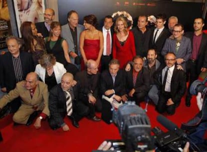 El elenco de actores de <i>Sangre de mayo</i> posa antes del preestreno en un cine de la plaza de Callao.