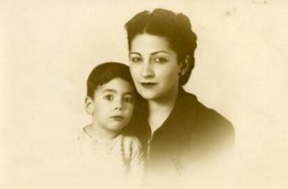 Vargas Llosa, en una foto de infancia junto a su madre.