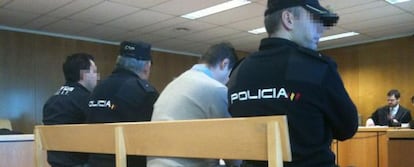 El policía y el atacante, durante el juicio celebrado en noviembre.