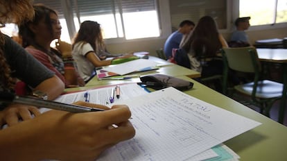 Alumnos de un instituto madrileño durante una clase.