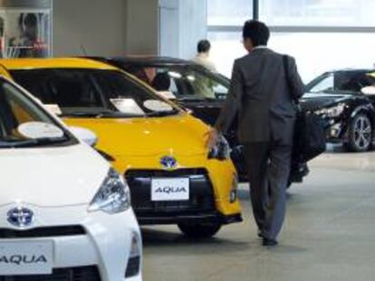 Coches expuestos en un concesionario de Toyota en Tokio (Japón). EFE/Archivo