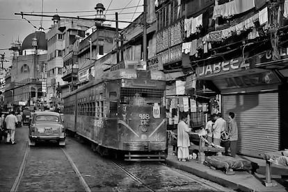 En Calcuta, los tranvías siguen transitando por sus calles desde hace más de 140 años. Casi trescientos tranvías conectan el centro de la ciudad con la periferia cada día.