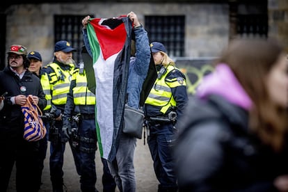 Un hombre sujetaba este jueves en Ámsterdam una bandera palestina antes del partido entre el Ajax neerlandés y el Maccabi Tel Aviv.