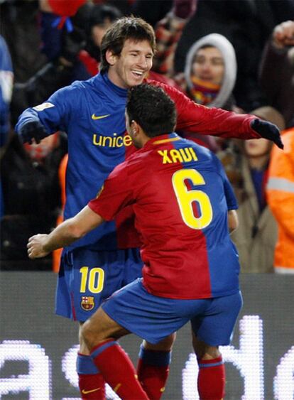 Messi y Xavi celebran un gol en el Camp Nou.