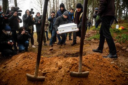 Funeral del hijo de una migrante, que perdió a su bebé al cruzar la frontera europea. El enterramiento se celebró el martes 23 de noviembre en Bohoniki, en el este de Polonia, cerca de la frontera con Bielorrusia.