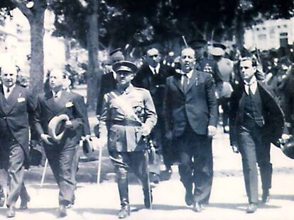 El alcalde republicano José Carlos Schwartz y el gobernador civil Manuel Vázquez Moro flanqueando a Francisco Franco.