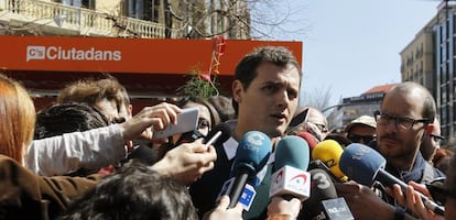 El presidente de Ciudadanos, Albert Rivera, atiende a los medios en la Feria del libro con motivo de la Diada de Sant Jordi, hoy en Barcelona.