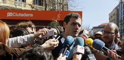 El presidente de Ciudadanos, Albert Rivera, atiende a los medios en la Feria del libro con motivo de la Diada de Sant Jordi, hoy en Barcelona.