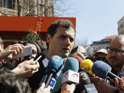 El presidente de Ciudadanos, Albert Rivera, atiende a los medios en la Feria del libro con motivo de la Diada de Sant Jordi, hoy en Barcelona.