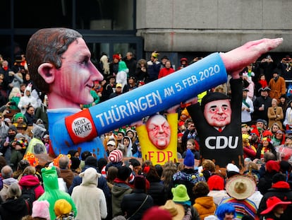 Figuras del líder de AfD Björn Höcke, con el brazo extendido, y de los líderes de la CDU y el FDP en Turingia durante el carnaval de Düsseldorf en 2020.