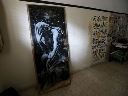 El dibujo de Banksy en la puerta de una casa destruida en Palestina