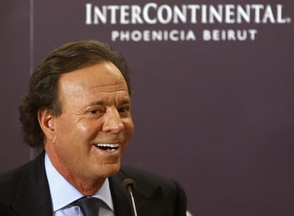 El pleno de la Diputación de Málaga acaba de aprobar por unanimidad nombrar al cantante Julio Iglesias Hijo Adoptivo de la Provincia por su vinculación con esta provincia, ya que los municipios de Ojén y Marbella son sus lugares de residencia en España desde hace años. El cantante considera este título "como uno de los honores más grandes" que le han hecho en su vida, que le llena "de una felicidad inimaginable". "Me acaban de dar una noticia de las que te hacen pensar que merece la pena lo que haces", ha declarado el cantante, para concluir: "Estoy feliz, dígalo así de claro: ¡gracias Málaga!".