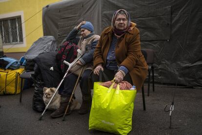 Evacuados de Irpin se reúnen en un centro de asistencia en las afueras de Kiev, este miércoles. La agencia para los refugiados de la ONU, ACNUR, ha elevado este miércoles a más cuatro millones el número de refugiados ucranios que han huido del país. Más de la mitad, 2,3 millones de personas, han recalado en Polonia. Naciones Unidas asegura que se trata del éxodo más rápido en Europa desde la II Guerra Mundial.