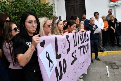 Minuto de silencio frente al Ayuntamiento del municipio almeriense de Abla, donde residían la madre y las dos niñas asesinadas por su padre.