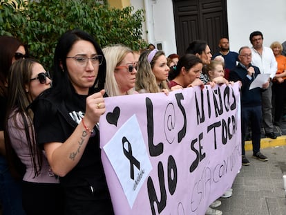 Minuto de silencio frente al Ayuntamiento del municipio almeriense de Abla, donde residían la madre y las dos niñas asesinadas por su padre.