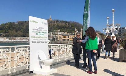 Campaña informativa sobre el cáncer de colon de la AECC el viernes en San Sebastián.