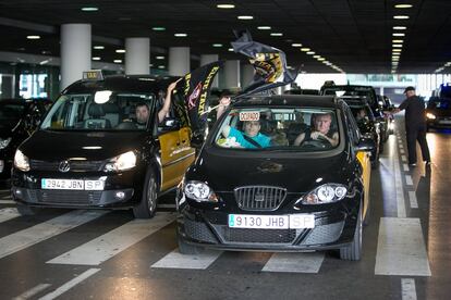 Marcha lenta de taxistas a su paso por la T1 del Aeropuerto de Barcelona.