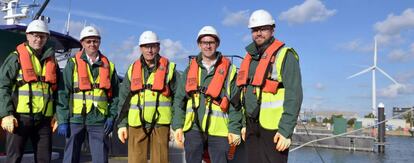 Ignacio Galán, en el centro, con trabajadores del proyecto EA1 en el puerto británico de Lowestoft.