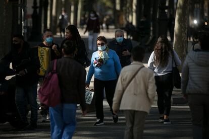 Ciudadanos, confundidos, pasean con mascarillas por la Diagonal de Barcelona.