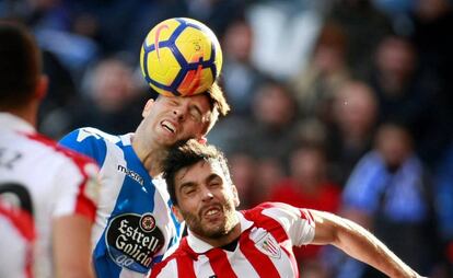 El defensa Fabian Schär disputa la pelota con Eneko Bóveda.