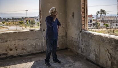 Dimitris, en su casa destruida por los incendios de 2018.