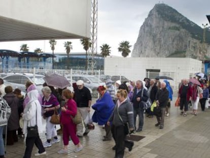 Un grupo de personas pasan de Gibraltar a La Línea.